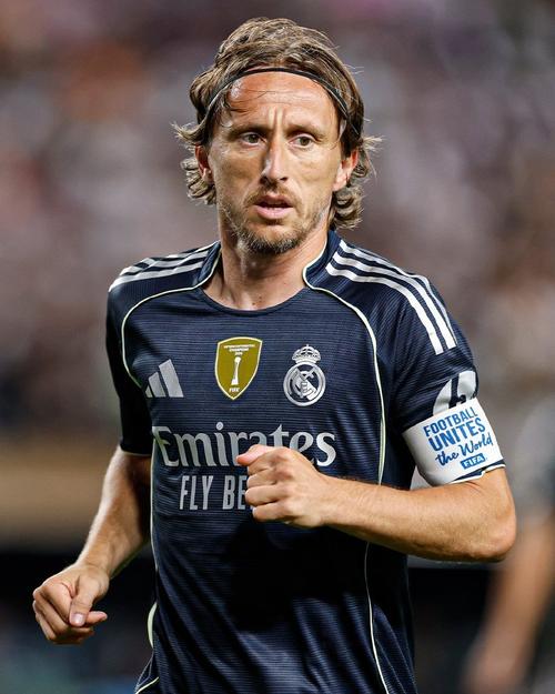 长谷川滋利在安纳海姆天使展现稳定的中继实力，确立亚洲投手多功能价值